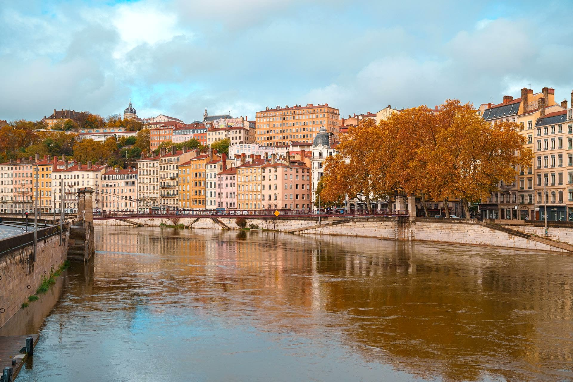 Les quais de Saône à Lyon, façades colorées et arbres d'automne