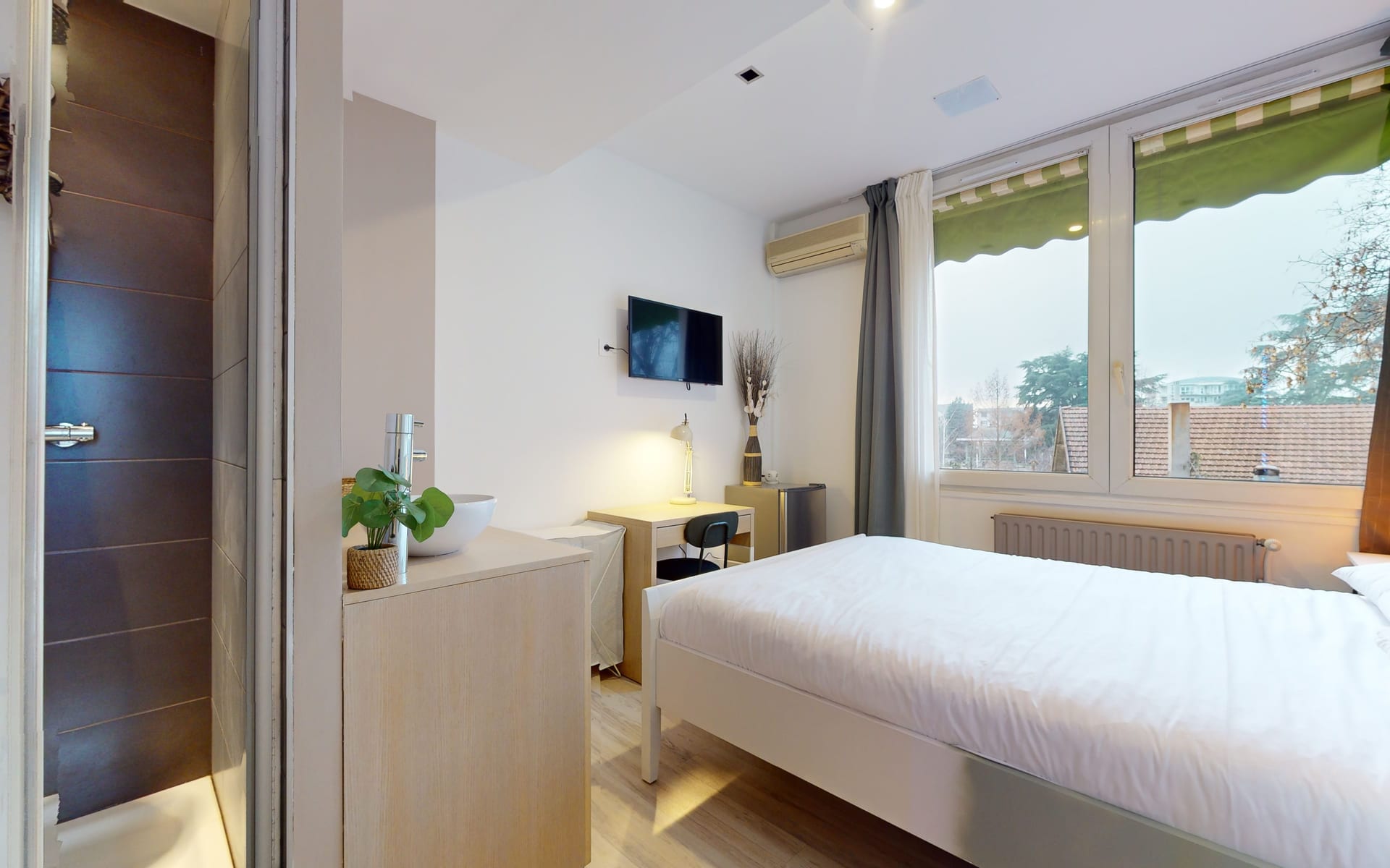 Seconde chambre avec salle d'eau privative, lit double et bureau