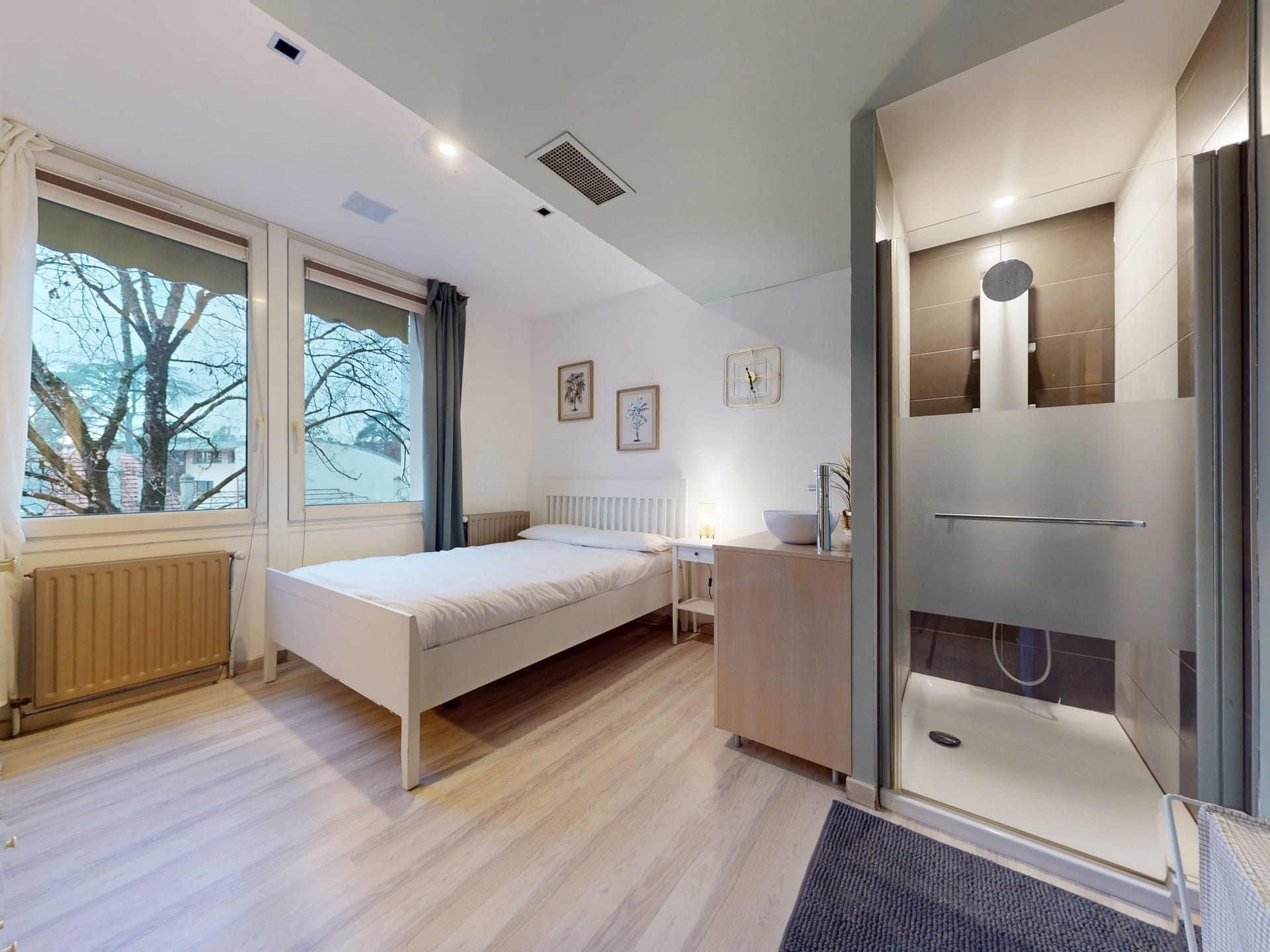 Chambre disposant de sa propre salle d'eau : douche et vasque attenantes