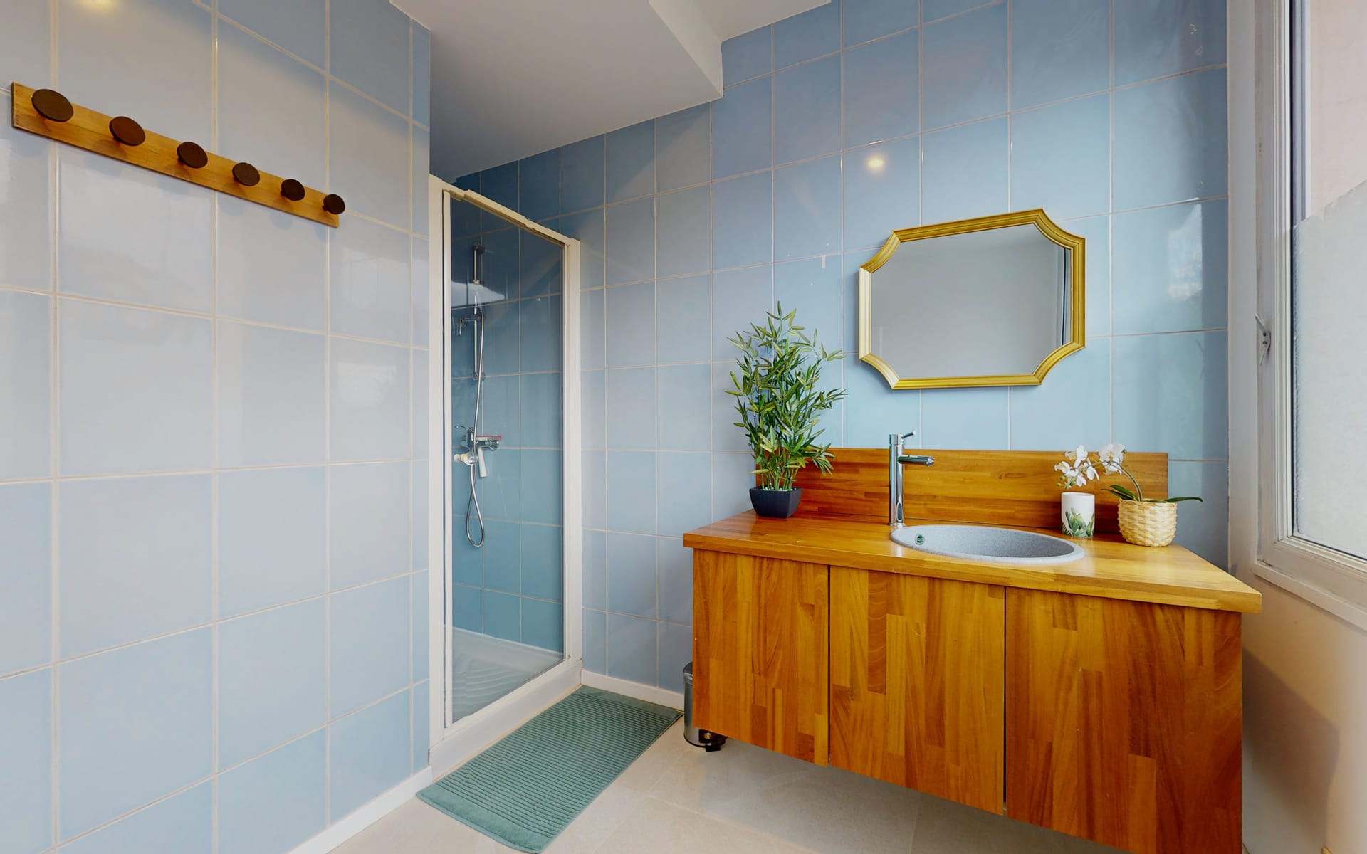 Première salle d'eau commune, avec douche et vasque