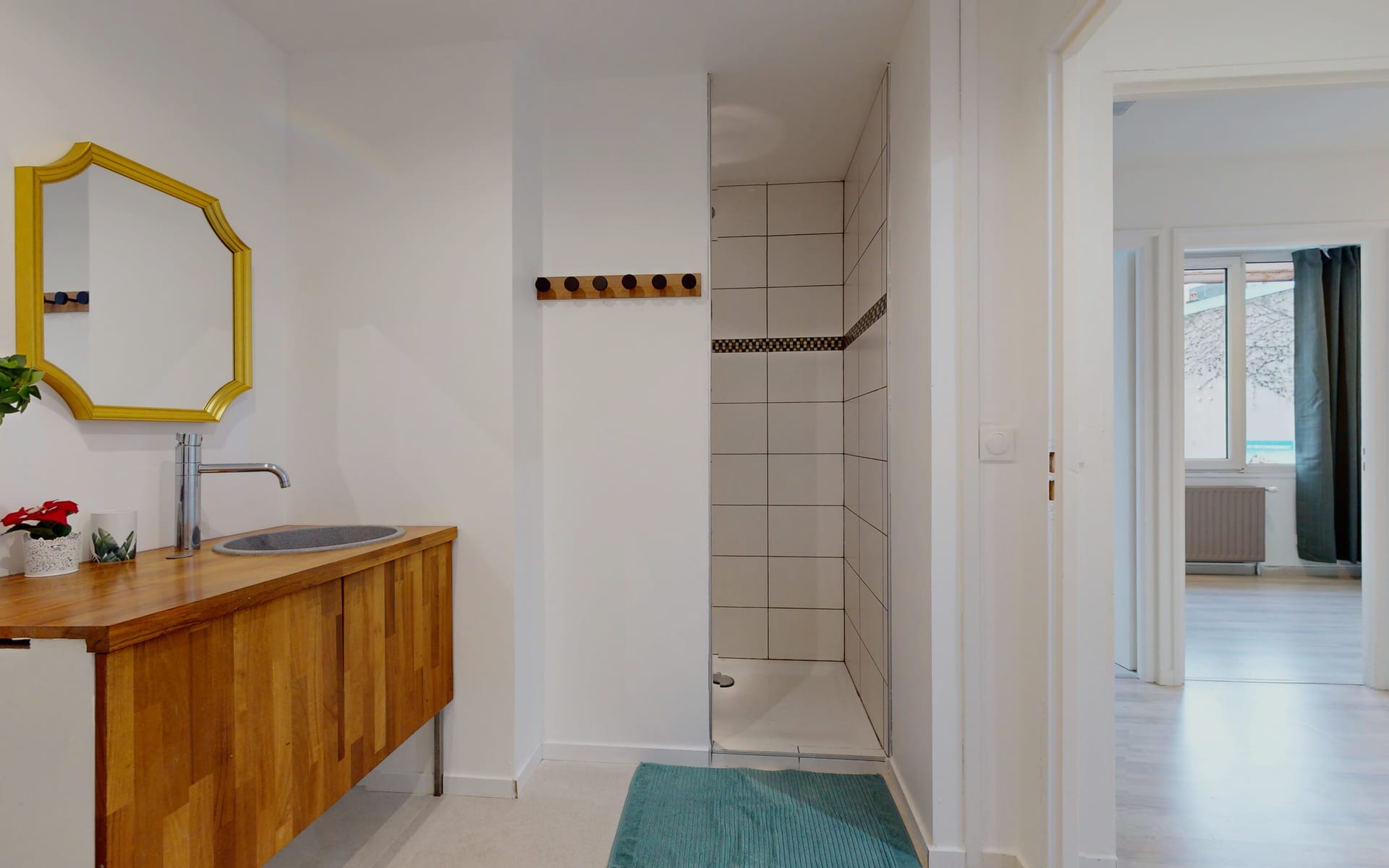 Seconde salle d'eau commune, vasque et douche à l'italienne