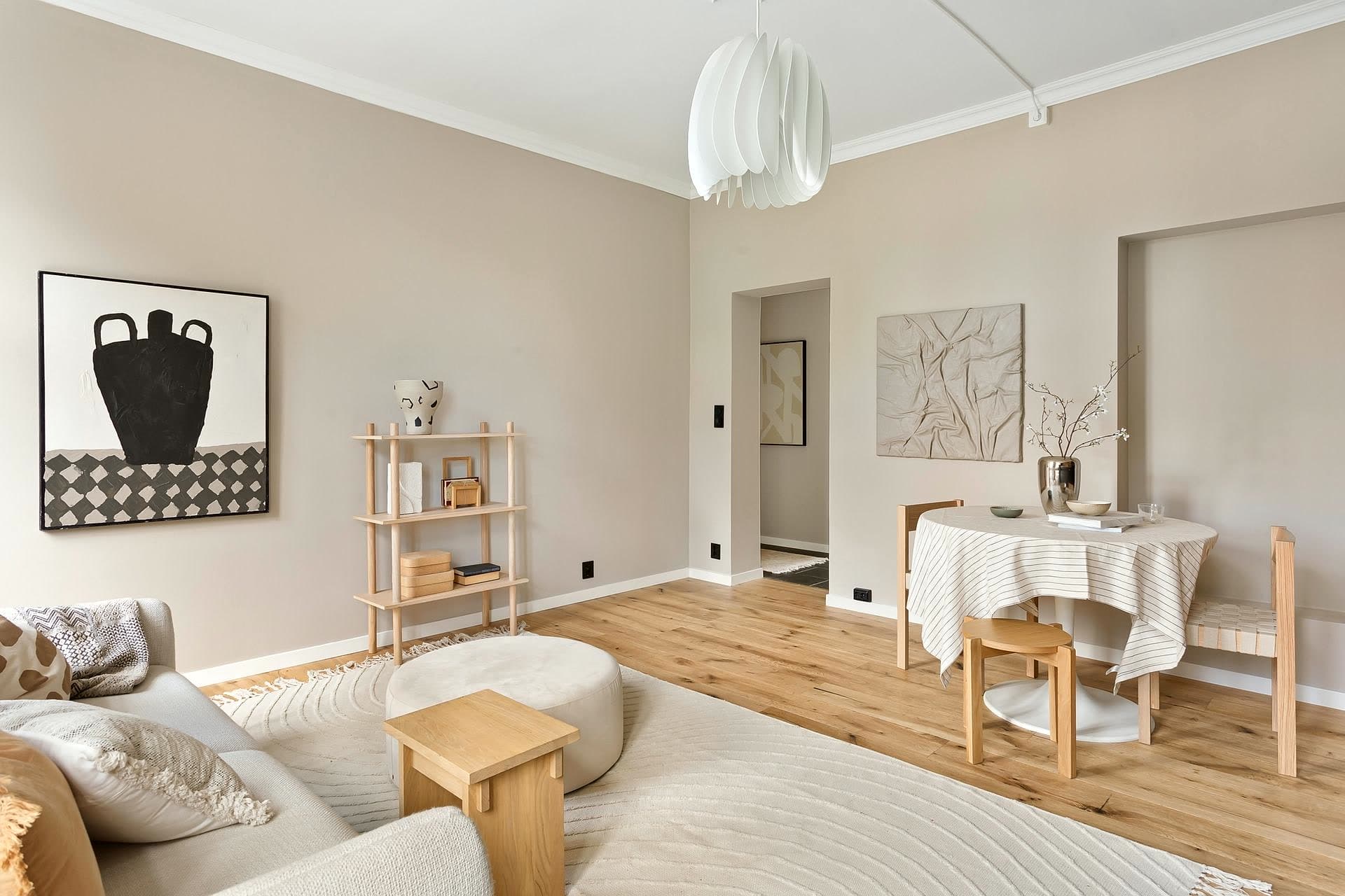 Salon d'un appartement en gestion : canapé clair, bois chaud et lumière naturelle